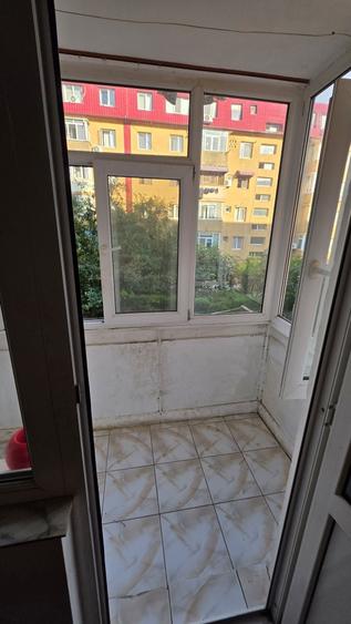 Apartament cu 3 camere semidecomandat în Km 5