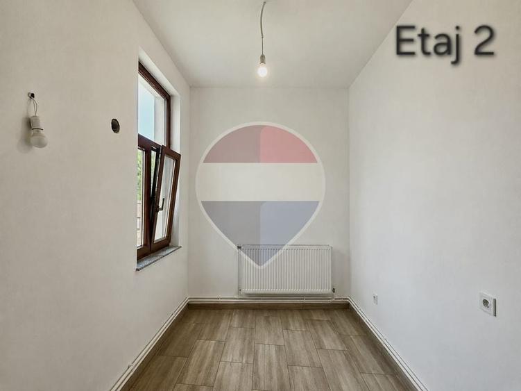 Apartament cu 6 camere semidecomandat în Central
