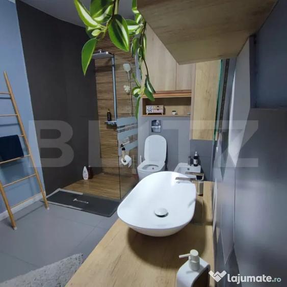 Casă cu 5 camere cu Teren 1200 Mp în Central