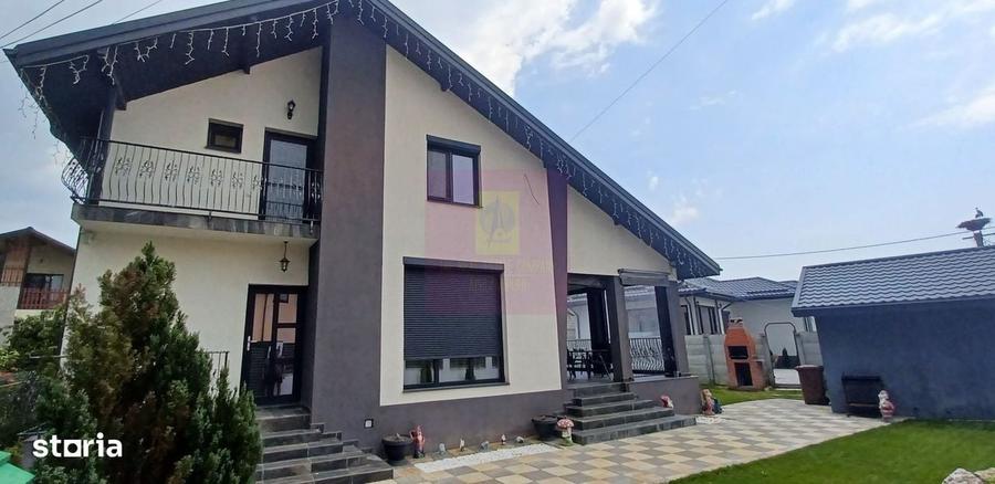 Casă cu 4 camere în Săbăreni