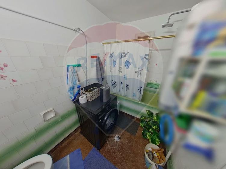 Casă cu 6 camere cu Teren 551 Mp în Vest