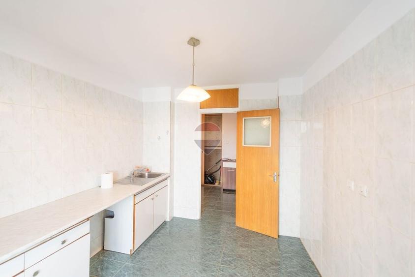 Apartament cu 3 camere decomandat în Grivița