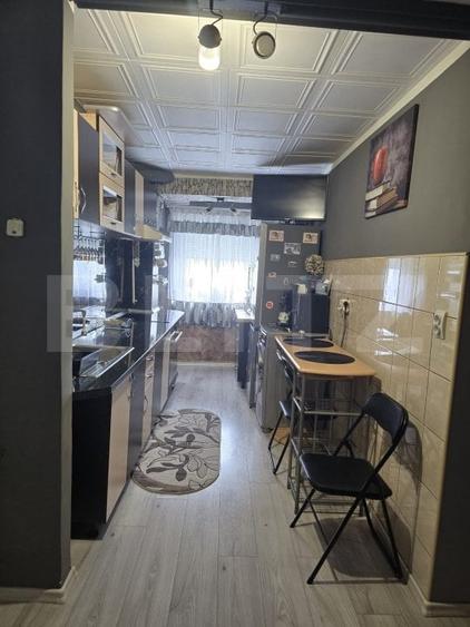 Apartament cu 3 camere semidecomandat, mobilat în Micro 14