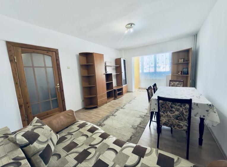Apartament cu 3 camere decomandat în Răcădău