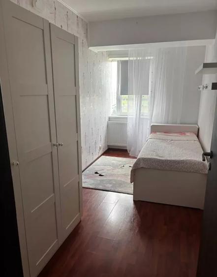 Apartament cu 3 camere decomandat, mobilat în Valea Oltului
