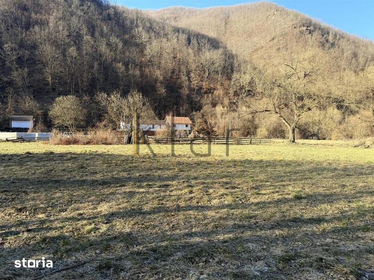 Teren de 1100 mp, în Gilău
