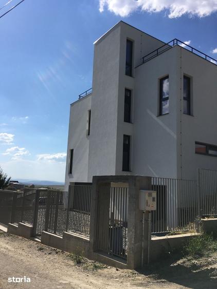 Casă cu 8 camere cu Teren 470 Mp în Apahida