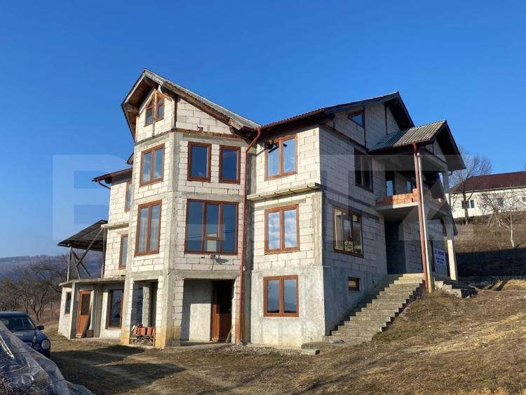 Casă individuală cu 5 camere cu Teren 7100 Mp în Exterior Nord