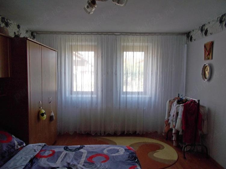 Casă cu 6 camere cu Teren 1600 Mp în Aradului