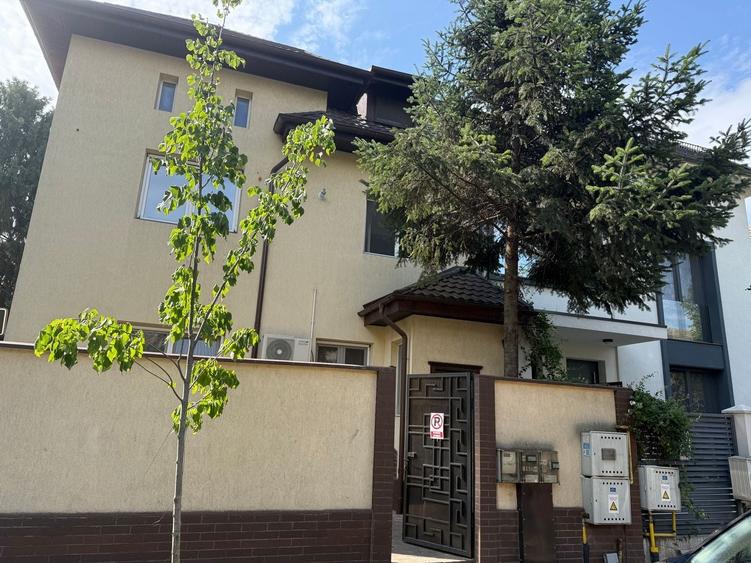 Apartament cu 4 camere decomandat, mobilat în Ștefan cel Mare
