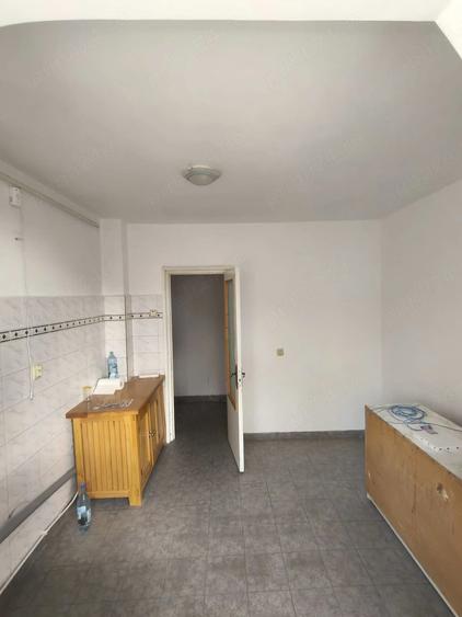 Apartament cu 3 camere semidecomandat în Viziru 1