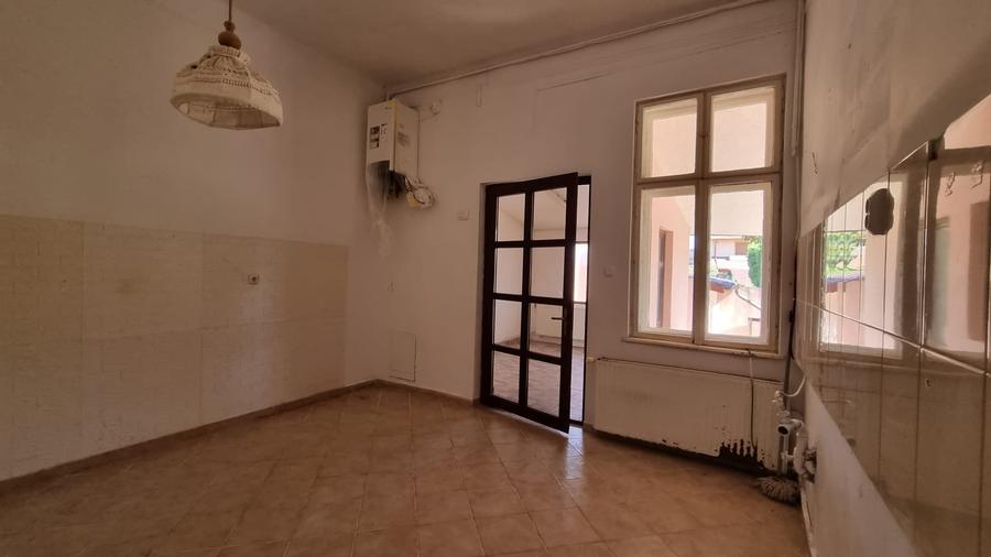 Casă individuală cu 5 camere cu Canalizare în Central