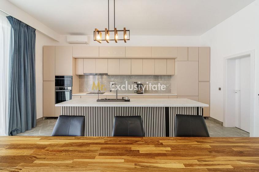 Casă cu 8 camere cu Piscina în Bănești