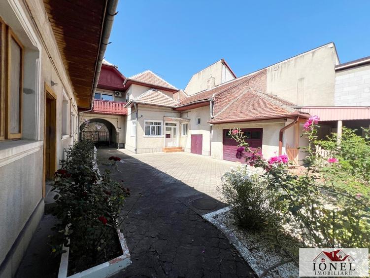 Casă individuală cu 9 camere cu Canalizare în Central