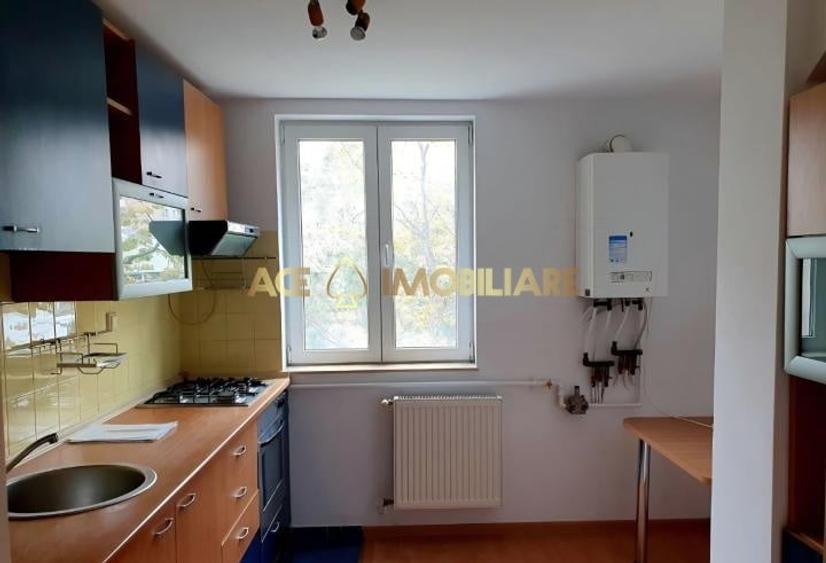 Apartament cu 3 camere semidecomandat în Drumul Taberei