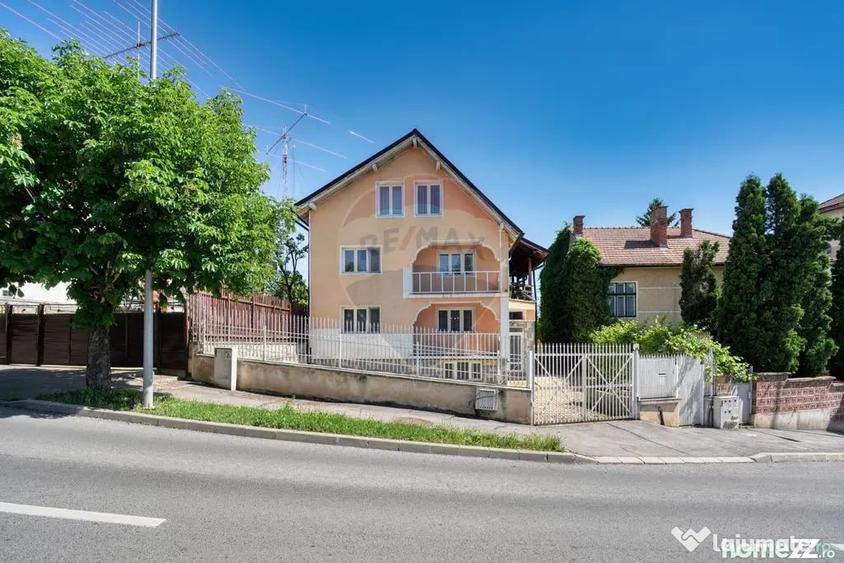Casă cu 10 camere cu Teren 710 Mp în Central