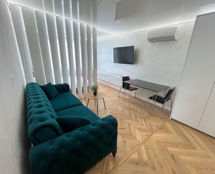Apartament cu 3 camere semidecomandat, mobilat în Central