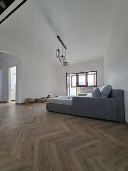 Apartament cu 3 camere semidecomandat, mobilat în Universitate