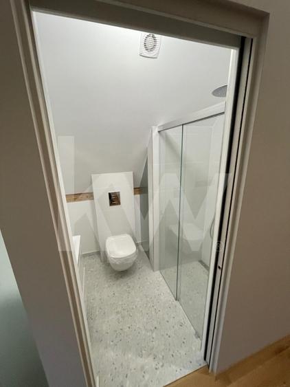Casă individuală cu 10 camere cu Canalizare în Central