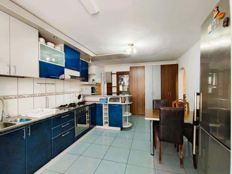 Apartament cu 3 camere semidecomandat, mobilat în Central