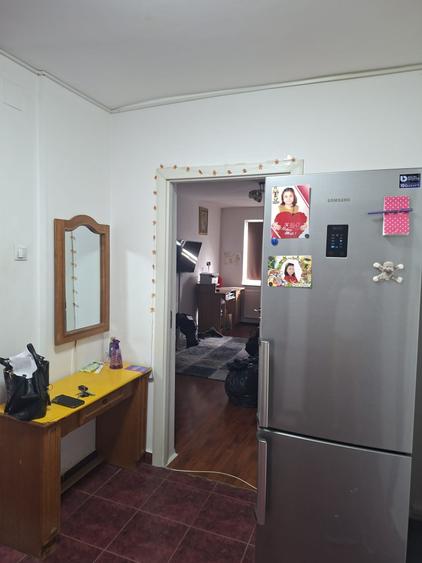 Apartament cu 3 camere semidecomandat în Rahova