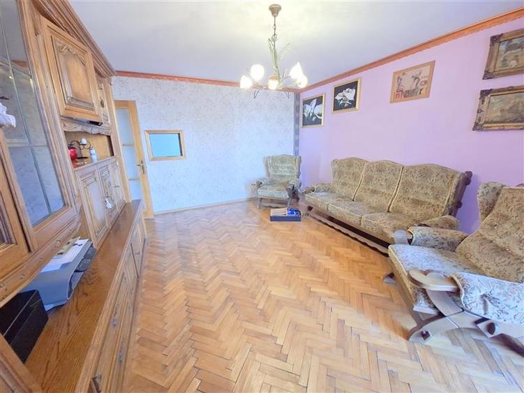 Apartament cu 3 camere decomandat în 9 Mai