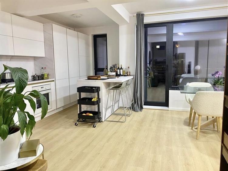 Apartament cu 4 camere decomandat, mobilat în Iancu Nicolae