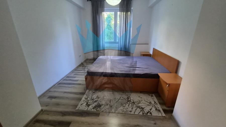 Apartament cu 3 camere decomandat, mobilat în P-ța Romană