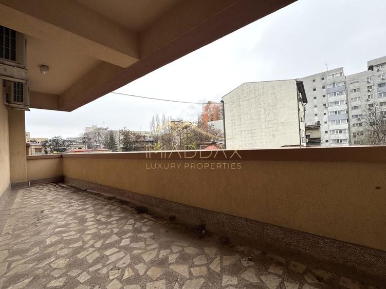 Casă individuală cu 13 camere cu Canalizare în Dorobanți
