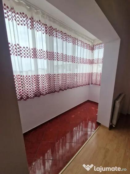 Apartament cu 3 camere semidecomandat în Ipotești