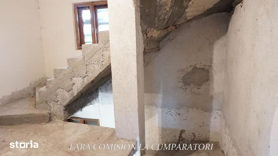 Casă cu 10 camere cu Teren 4324 Mp în Central