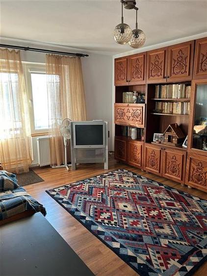 Apartament cu 3 camere decomandat, mobilat în Central