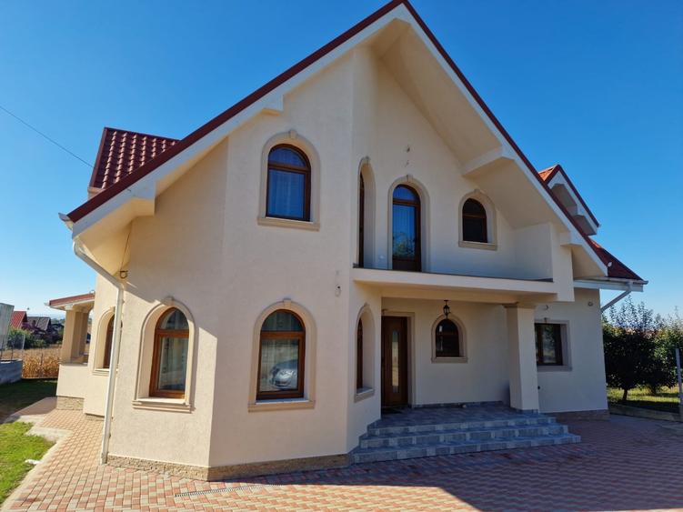 Casă individuală cu 6 camere cu Garaj în Exterior Est