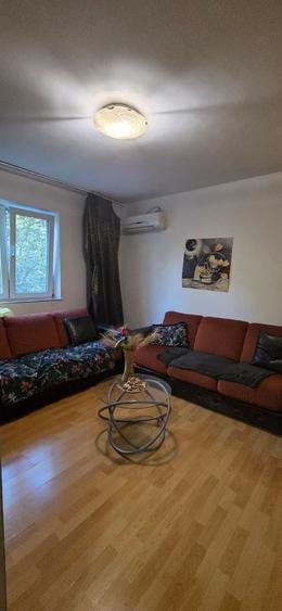 Apartament cu 3 camere semidecomandat în P-ța Reșița