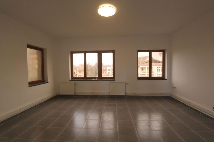 Birou, de 205 mp, în Sud