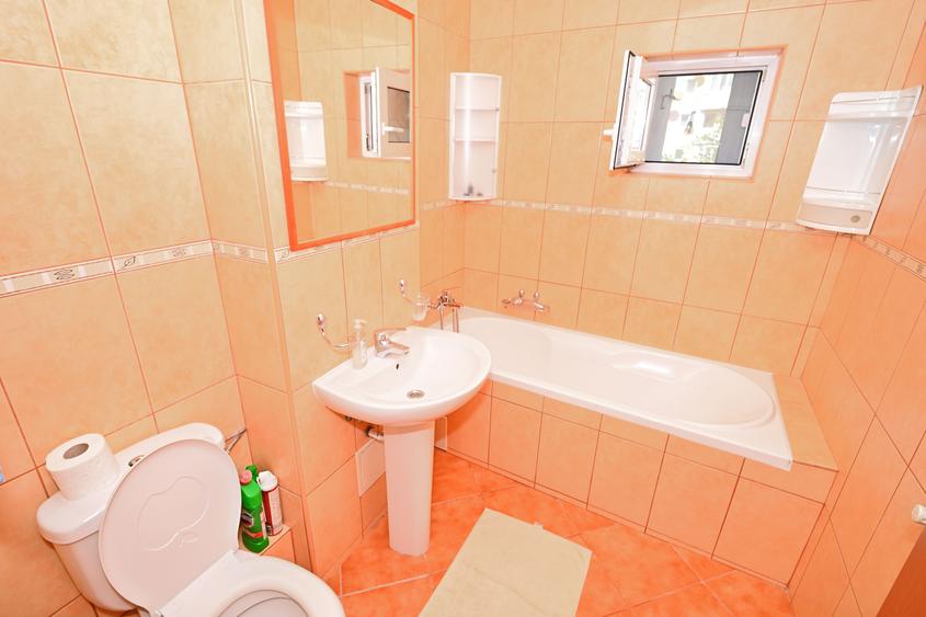 Apartament cu 4 camere semidecomandat în Aviației