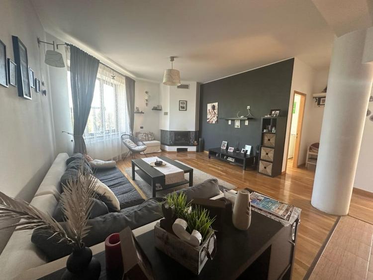 Casă cu 8 camere cu Teren 179 Mp în Craiter