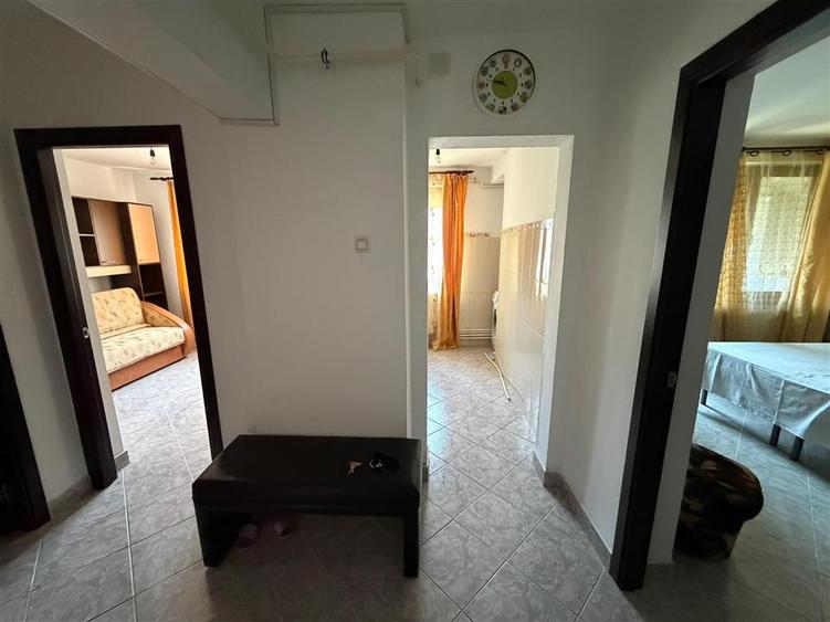 Apartament cu 3 camere decomandat, mobilat în Sud