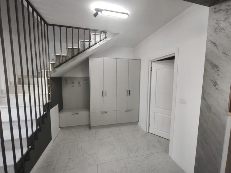 Duplex cu 4 camere cu Canalizare în Central