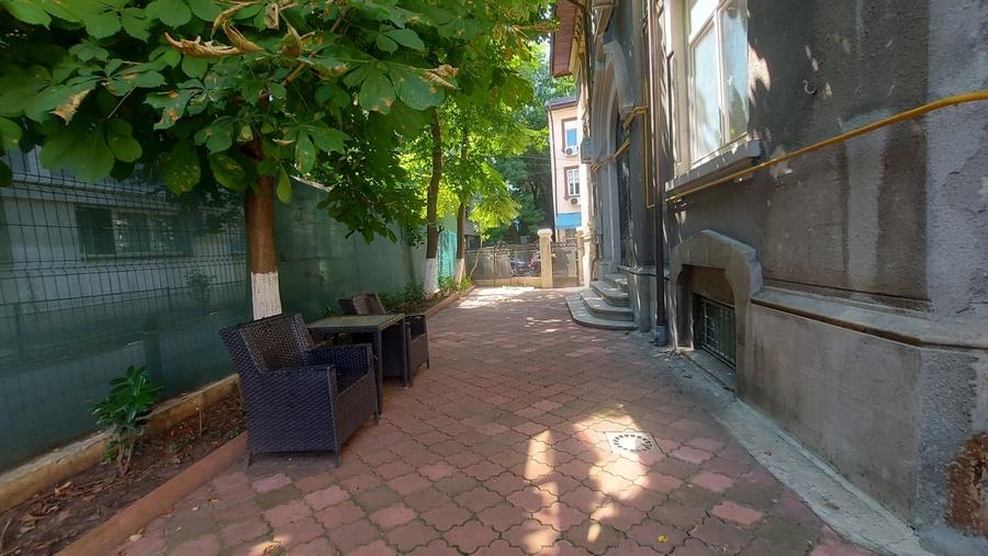 Apartament cu 4 camere semidecomandat în Tineretului