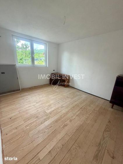 Casă cu 5 camere cu Teren 700 Mp în Micești