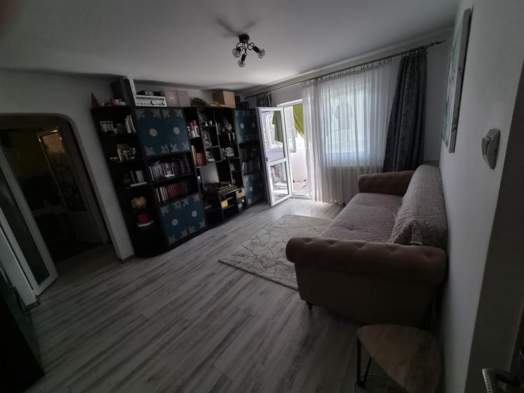 Apartament cu 3 camere semidecomandat în Central