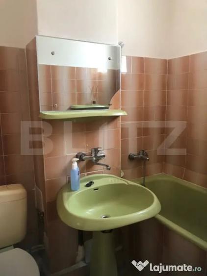 Apartament cu 3 camere semidecomandat în Central