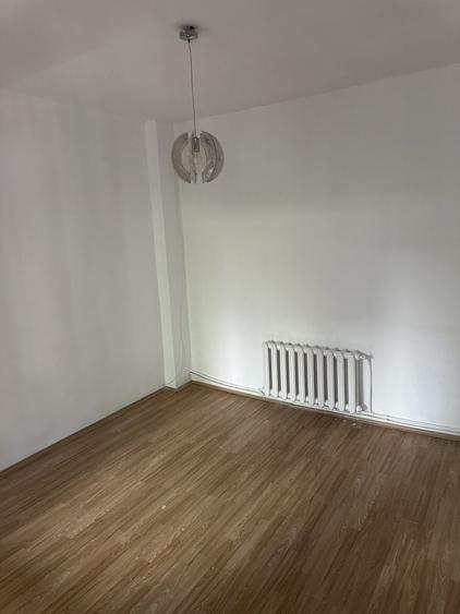 Casă cu 2 camere decomandat în Iris