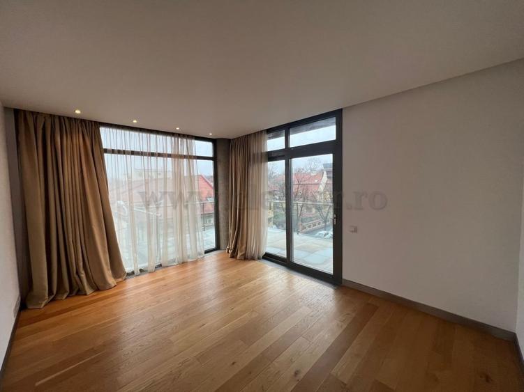 Apartament cu 4 camere semidecomandat în Kiseleff