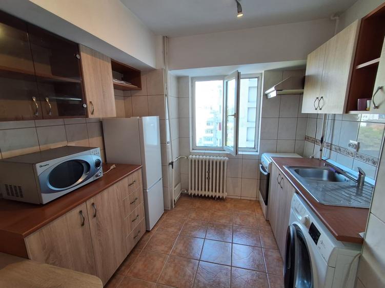 Apartament cu 2 camere semidecomandat, mobilat în Victoriei