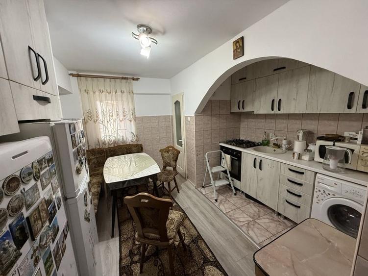 Apartament cu 3 camere decomandat, mobilat în Periferie