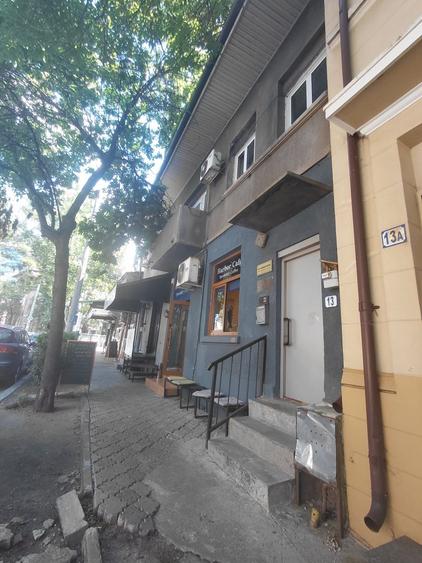 Apartament cu 3 camere semidecomandat în P-ța Victoriei