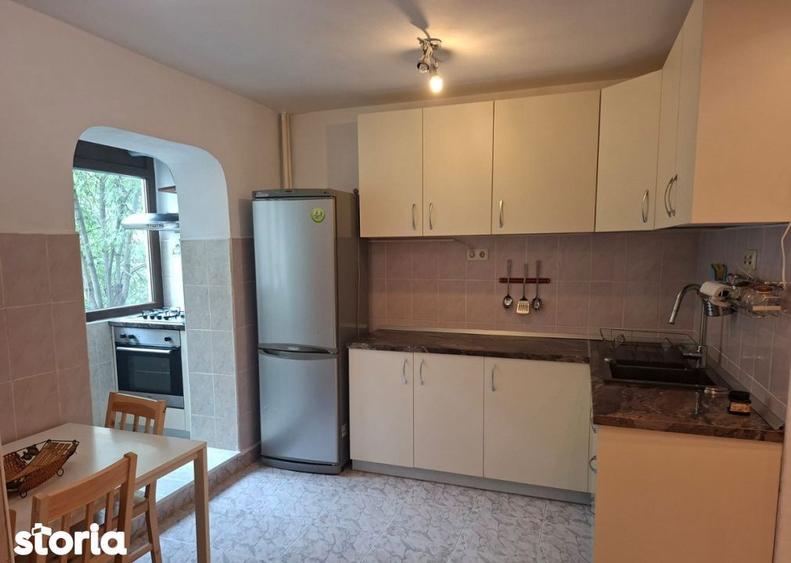 Apartament cu 3 camere decomandat, mobilat în Tei
