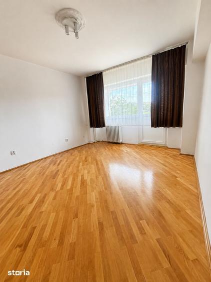 Apartament cu 3 camere decomandat în Bradu